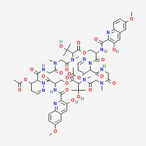 molecular formula C64H78N14O24 B10764787 [37-acetyloxy-3,23-bis[(3-hydroxy-6-methoxyquinoline-2-carbonyl)amino]-7,27-bis(2-hydroxypropan-2-yl)-8,11,28,31-tetramethyl-2,6,9,12,15,22,26,29,32,35-decaoxo-5,25-dioxa-1,8,11,14,20,21,28,31,34,40-decazatricyclo[34.4.0.016,21]tetraconta-19,39-dien-17-yl] acetate 