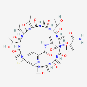 (17E)-N-[3-[(3-amino-3-oxoprop-1-en-2-yl)amino]-3-oxoprop-1-en-2-yl]-17-ethylidene-14-(1-hydroxyethyl)-27-(2-hydroxypropan-2-yl)-20,33-dimethyl-24,30,37,40-tetramethylidene-12,15,22,25,28,35,38-heptaoxo-19,32,42-trioxa-9-thia-3,13,16,23,26,29,36,39,44,45,46,47-dodecazahexacyclo[39.2.1.18,11.118,21.131,34.02,7]heptatetraconta-1(43),2(7),3,5,8(47),10,18(46),20,31(45),33,41(44)-undecaene-4-carboxamide