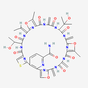 (17Z)-17-ethylidene-14-(1-hydroxyethyl)-27-(2-hydroxypropan-2-yl)-20,33-dimethyl-24,30,37,40-tetramethylidene-12,15,22,25,28,35,38-heptaoxo-19,32,42-trioxa-9-thia-3,13,16,23,26,29,36,39,44,45,46,47-dodecazahexacyclo[39.2.1.18,11.118,21.131,34.02,7]heptatetraconta-1(43),2(7),3,5,8(47),10,18(46),20,31(45),33,41(44)-undecaene-4-carboxamide