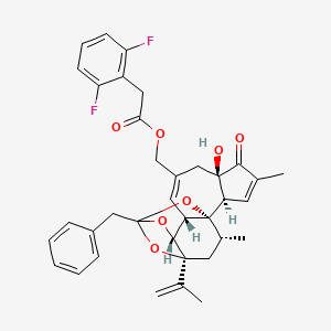 [(1R,2R,6R,10S,11R,15S,17R)-13-benzyl-6-hydroxy-4,17-dimethyl-5-oxo-15-(prop-1-en-2-yl)-12,14,18-trioxapentacyclo[11.4.1.0^{1,10}.0^{2,6}.0^{11,15}]octadeca-3,8-dien-8-yl]methyl 2-(2,6-difluorophenyl)acetate