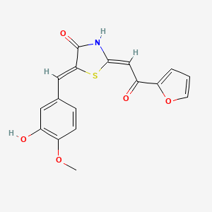 (2Z,5Z)-2-[2-(furan-2-yl)-2-oxoethylidene]-5-[(3-hydroxy-4-methoxyphenyl)methylidene]-1,3-thiazolidin-4-one