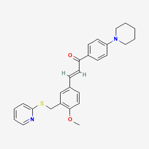 (2E)-3-{4-methoxy-3-[(pyridin-2-ylsulfanyl)methyl]phenyl}-1-[4-(piperidin-1-yl)phenyl]prop-2-en-1-one