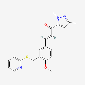 (2E)-1-(1,3-dimethyl-1H-pyrazol-5-yl)-3-{4-methoxy-3-[(pyridin-2-ylsulfanyl)methyl]phenyl}prop-2-en-1-one