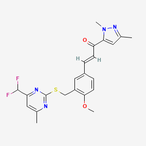 (2E)-3-[3-({[4-(difluoromethyl)-6-methylpyrimidin-2-yl]sulfanyl}methyl)-4-methoxyphenyl]-1-(1,3-dimethyl-1H-pyrazol-5-yl)prop-2-en-1-one