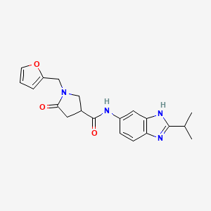 1-(furan-2-ylmethyl)-5-oxo-N-[2-(propan-2-yl)-1H-benzimidazol-5-yl]pyrrolidine-3-carboxamide