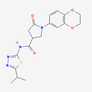 1-(2,3-dihydro-1,4-benzodioxin-6-yl)-5-oxo-N-[(2E)-5-(propan-2-yl)-1,3,4-thiadiazol-2(3H)-ylidene]pyrrolidine-3-carboxamide