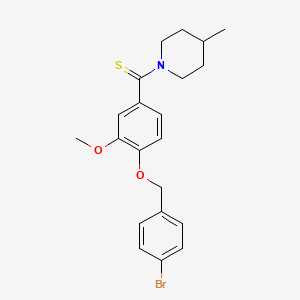 {4-[(4-Bromobenzyl)oxy]-3-methoxyphenyl}(4-methylpiperidin-1-yl)methanethione