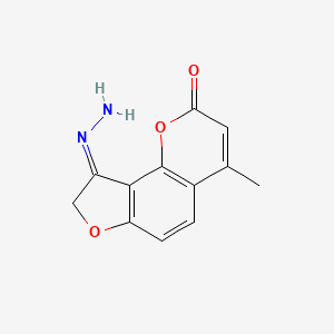 (9E)-9-hydrazinylidene-4-methyl-8,9-dihydro-2H-furo[2,3-h]chromen-2-one