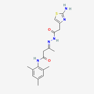 (3E)-3-{2-[(2-amino-1,3-thiazol-4-yl)acetyl]hydrazinylidene}-N-(2,4,6-trimethylphenyl)butanamide