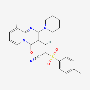 (2E)-3-[9-methyl-4-oxo-2-(piperidin-1-yl)-4H-pyrido[1,2-a]pyrimidin-3-yl]-2-[(4-methylphenyl)sulfonyl]prop-2-enenitrile