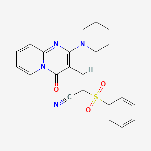 (2E)-2-(benzenesulfonyl)-3-[4-oxo-2-(piperidin-1-yl)-4H-pyrido[1,2-a]pyrimidin-3-yl]prop-2-enenitrile