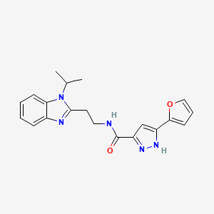 5-(furan-2-yl)-N-{2-[1-(propan-2-yl)-1H-benzimidazol-2-yl]ethyl}-1H-pyrazole-3-carboxamide