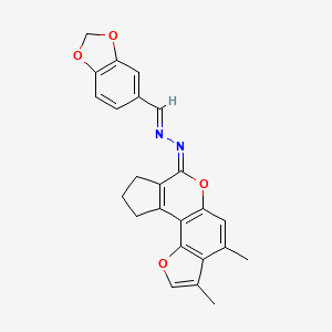 (1E,2E)-1-(1,3-benzodioxol-5-ylmethylidene)-2-(3,4-dimethyl-9,10-dihydrocyclopenta[c]furo[2,3-f]chromen-7(8H)-ylidene)hydrazine