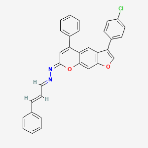 (1Z,2E)-1-[3-(4-chlorophenyl)-5-phenyl-7H-furo[3,2-g]chromen-7-ylidene]-2-[(2E)-3-phenylprop-2-en-1-ylidene]hydrazine