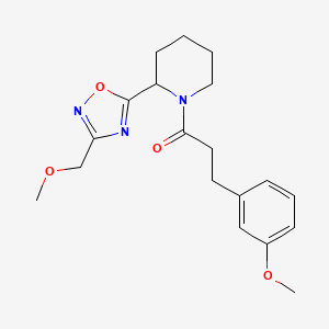 1-{2-[3-(Methoxymethyl)-1,2,4-oxadiazol-5-YL]piperidin-1-YL}-3-(3-methoxyphenyl)propan-1-one