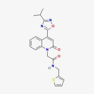 2-{2-oxo-4-[3-(propan-2-yl)-1,2,4-oxadiazol-5-yl]quinolin-1(2H)-yl}-N-(thiophen-2-ylmethyl)acetamide