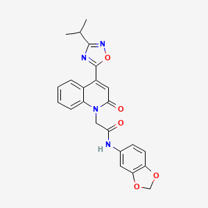 N-(1,3-benzodioxol-5-yl)-2-{2-oxo-4-[3-(propan-2-yl)-1,2,4-oxadiazol-5-yl]quinolin-1(2H)-yl}acetamide