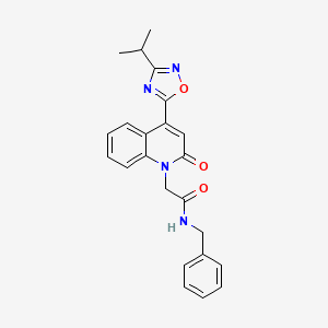 N-benzyl-2-{2-oxo-4-[3-(propan-2-yl)-1,2,4-oxadiazol-5-yl]quinolin-1(2H)-yl}acetamide