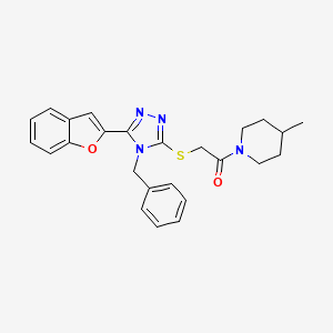 molecular formula C25H26N4O2S B11226842 2-{[5-(1-benzofuran-2-yl)-4-benzyl-4H-1,2,4-triazol-3-yl]sulfanyl}-1-(4-methylpiperidin-1-yl)ethanone 