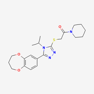 2-{[5-(3,4-dihydro-2H-1,5-benzodioxepin-7-yl)-4-(propan-2-yl)-4H-1,2,4-triazol-3-yl]sulfanyl}-1-(piperidin-1-yl)ethanone