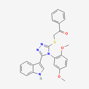 molecular formula C26H22N4O3S B11236405 2-((4-(2,5-dimethoxyphenyl)-5-(1H-indol-3-yl)-4H-1,2,4-triazol-3-yl)thio)-1-phenylethanone 