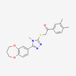 molecular formula C22H23N3O3S B11252724 2-{[5-(3,4-dihydro-2H-1,5-benzodioxepin-7-yl)-4-methyl-4H-1,2,4-triazol-3-yl]sulfanyl}-1-(3,4-dimethylphenyl)ethanone 