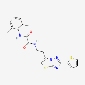 molecular formula C20H19N5O2S2 B11264950 N1-(2,6-dimethylphenyl)-N2-(2-(2-(thiophen-2-yl)thiazolo[3,2-b][1,2,4]triazol-6-yl)ethyl)oxalamide 