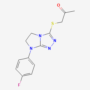 molecular formula C13H13FN4OS B11267103 1-{[7-(4-Fluorophenyl)-5H,6H,7H-imidazo[2,1-C][1,2,4]triazol-3-YL]sulfanyl}propan-2-one 