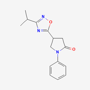 molecular formula C15H17N3O2 B11270712 1-Phenyl-4-[3-(propan-2-yl)-1,2,4-oxadiazol-5-yl]pyrrolidin-2-one 