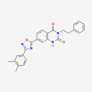 molecular formula C26H22N4O3 B11272011 7-(3-(3,4-dimethylphenyl)-1,2,4-oxadiazol-5-yl)-3-phenethylquinazoline-2,4(1H,3H)-dione 