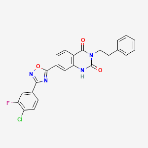 molecular formula C24H16ClFN4O3 B11272206 7-(3-(4-chloro-3-fluorophenyl)-1,2,4-oxadiazol-5-yl)-3-phenethylquinazoline-2,4(1H,3H)-dione 