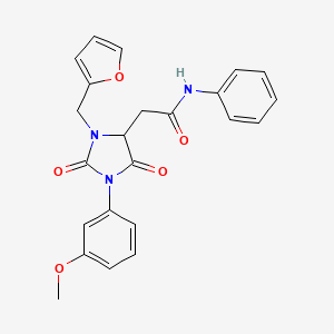 molecular formula C23H21N3O5 B11279655 2-[3-(furan-2-ylmethyl)-1-(3-methoxyphenyl)-2,5-dioxoimidazolidin-4-yl]-N-phenylacetamide 