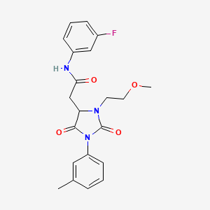 N-(3-fluorophenyl)-2-[3-(2-methoxyethyl)-1-(3-methylphenyl)-2,5-dioxoimidazolidin-4-yl]acetamide