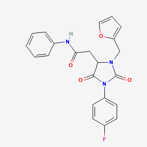 molecular formula C22H18FN3O4 B11301345 2-[1-(4-fluorophenyl)-3-(furan-2-ylmethyl)-2,5-dioxoimidazolidin-4-yl]-N-phenylacetamide 