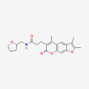 molecular formula C22H25NO5 B11309632 N-(tetrahydrofuran-2-ylmethyl)-3-(2,3,5-trimethyl-7-oxo-7H-furo[3,2-g]chromen-6-yl)propanamide 