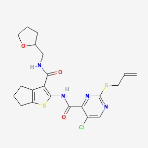 5-chloro-2-(prop-2-en-1-ylsulfanyl)-N-{3-[(tetrahydrofuran-2-ylmethyl)carbamoyl]-5,6-dihydro-4H-cyclopenta[b]thiophen-2-yl}pyrimidine-4-carboxamide