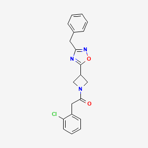 molecular formula C20H18ClN3O2 B11406073 1-[3-(3-Benzyl-1,2,4-oxadiazol-5-yl)-1-azetanyl]-2-(2-chlorophenyl)-1-ethanone 