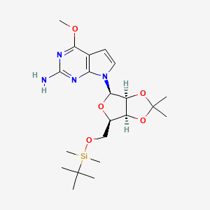 molecular formula C₂₁H₃₄N₄O₅Si B1140651 7-[(3As,4R,6R,6aS)-6-[[tert-butyl(dimethyl)silyl]oxymethyl]-2,2-dimethyl-3a,4,6,6a-tetrahydrofuro[3,4-d][1,3]dioxol-4-yl]-4-methoxypyrrolo[2,3-d]pyrimidin-2-amine CAS No. 131981-22-1