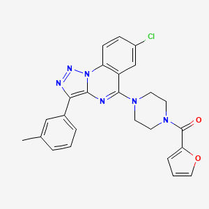 {4-[7-Chloro-3-(3-methylphenyl)[1,2,3]triazolo[1,5-a]quinazolin-5-yl]piperazin-1-yl}(furan-2-yl)methanone