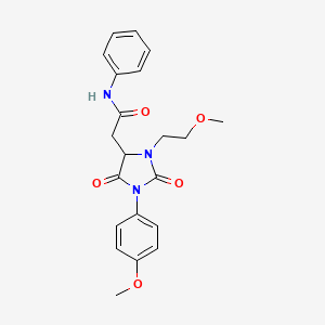 2-[3-(2-methoxyethyl)-1-(4-methoxyphenyl)-2,5-dioxoimidazolidin-4-yl]-N-phenylacetamide