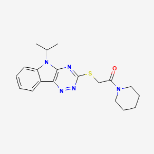 1-(piperidin-1-yl)-2-{[5-(propan-2-yl)-5H-[1,2,4]triazino[5,6-b]indol-3-yl]sulfanyl}ethanone