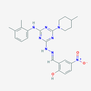 2-[(E)-(2-{4-[(2,3-dimethylphenyl)amino]-6-(4-methylpiperidin-1-yl)-1,3,5-triazin-2-yl}hydrazinylidene)methyl]-4-nitrophenol