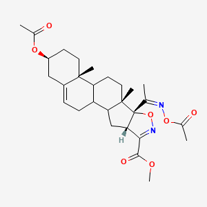 methyl (4S,8R,9S,13R,16S)-16-acetyloxy-8-[(Z)-N-acetyloxy-C-methylcarbonimidoyl]-9,13-dimethyl-7-oxa-6-azapentacyclo[10.8.0.02,9.04,8.013,18]icosa-5,18-diene-5-carboxylate