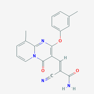 (2E)-2-cyano-3-[9-methyl-2-(3-methylphenoxy)-4-oxo-4H-pyrido[1,2-a]pyrimidin-3-yl]prop-2-enamide