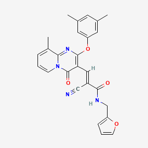 (2E)-2-cyano-3-[2-(3,5-dimethylphenoxy)-9-methyl-4-oxo-4H-pyrido[1,2-a]pyrimidin-3-yl]-N-(furan-2-ylmethyl)prop-2-enamide