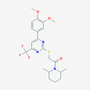 2-{[4-(3,4-Dimethoxyphenyl)-6-(trifluoromethyl)pyrimidin-2-yl]sulfanyl}-1-(2,6-dimethylpiperidin-1-yl)ethanone