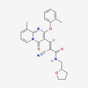 (2E)-2-cyano-3-[9-methyl-2-(2-methylphenoxy)-4-oxo-4H-pyrido[1,2-a]pyrimidin-3-yl]-N-(tetrahydrofuran-2-ylmethyl)prop-2-enamide