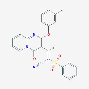 (2E)-3-[2-(3-methylphenoxy)-4-oxo-4H-pyrido[1,2-a]pyrimidin-3-yl]-2-(phenylsulfonyl)prop-2-enenitrile