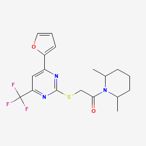 1-(2,6-Dimethylpiperidin-1-yl)-2-{[4-(furan-2-yl)-6-(trifluoromethyl)pyrimidin-2-yl]sulfanyl}ethanone