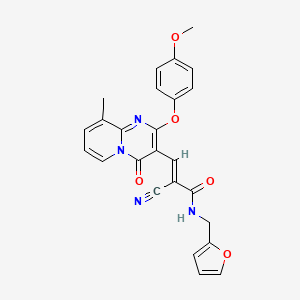 (2E)-2-cyano-N-(furan-2-ylmethyl)-3-[2-(4-methoxyphenoxy)-9-methyl-4-oxo-4H-pyrido[1,2-a]pyrimidin-3-yl]prop-2-enamide